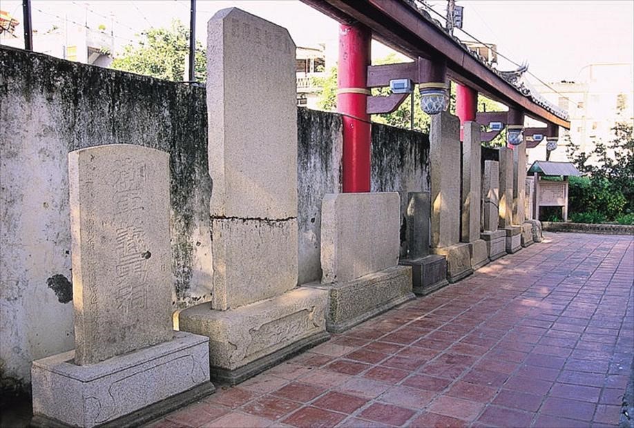 鳳山縣孔子廟石碑（鳳山縣孔子廟下馬碑、諭封孔子五代王爵並合祀碑記、重建學宮碑記）